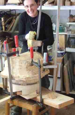 Bildhauerin Friederike Schleeh bei der Arbeit an einer Skulptur