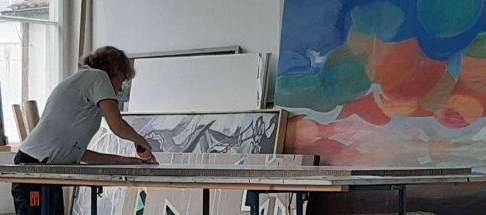 Friederike Schleeh im Malatelier beim Bearbeiten einer Bildtafel