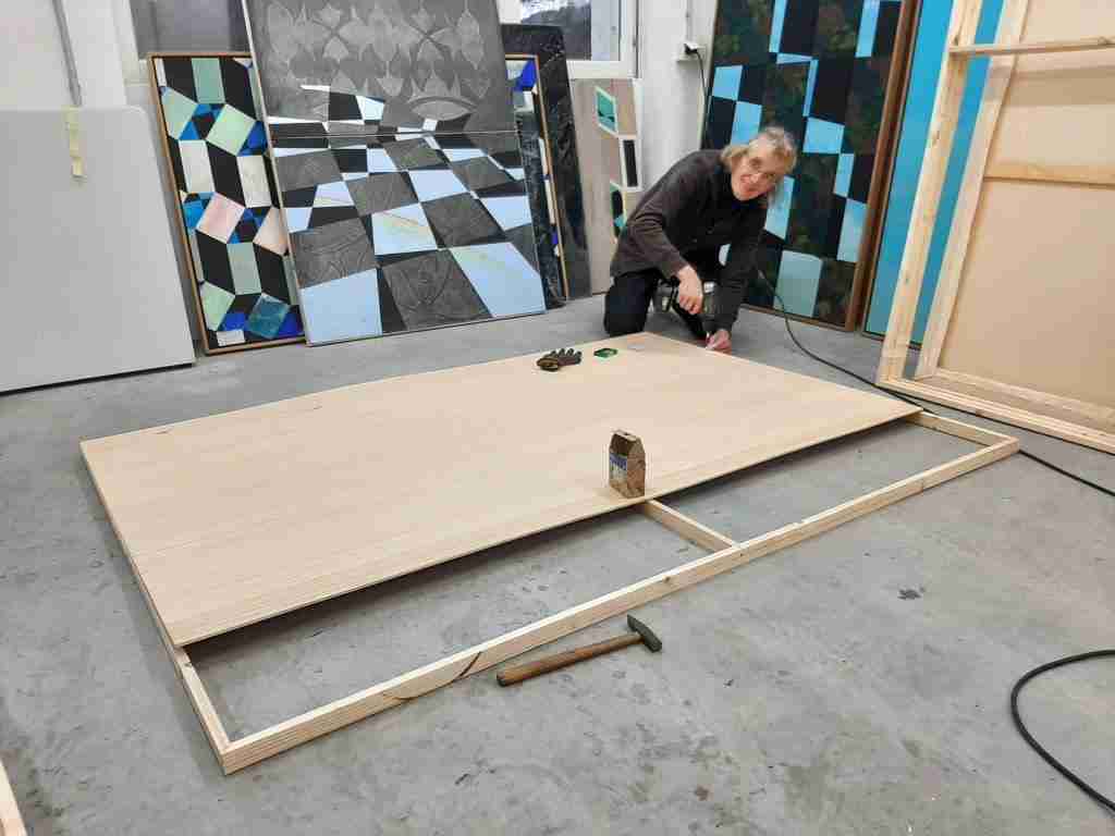 Friederike Schleeh beim Rahmenbau für ihre Bilder