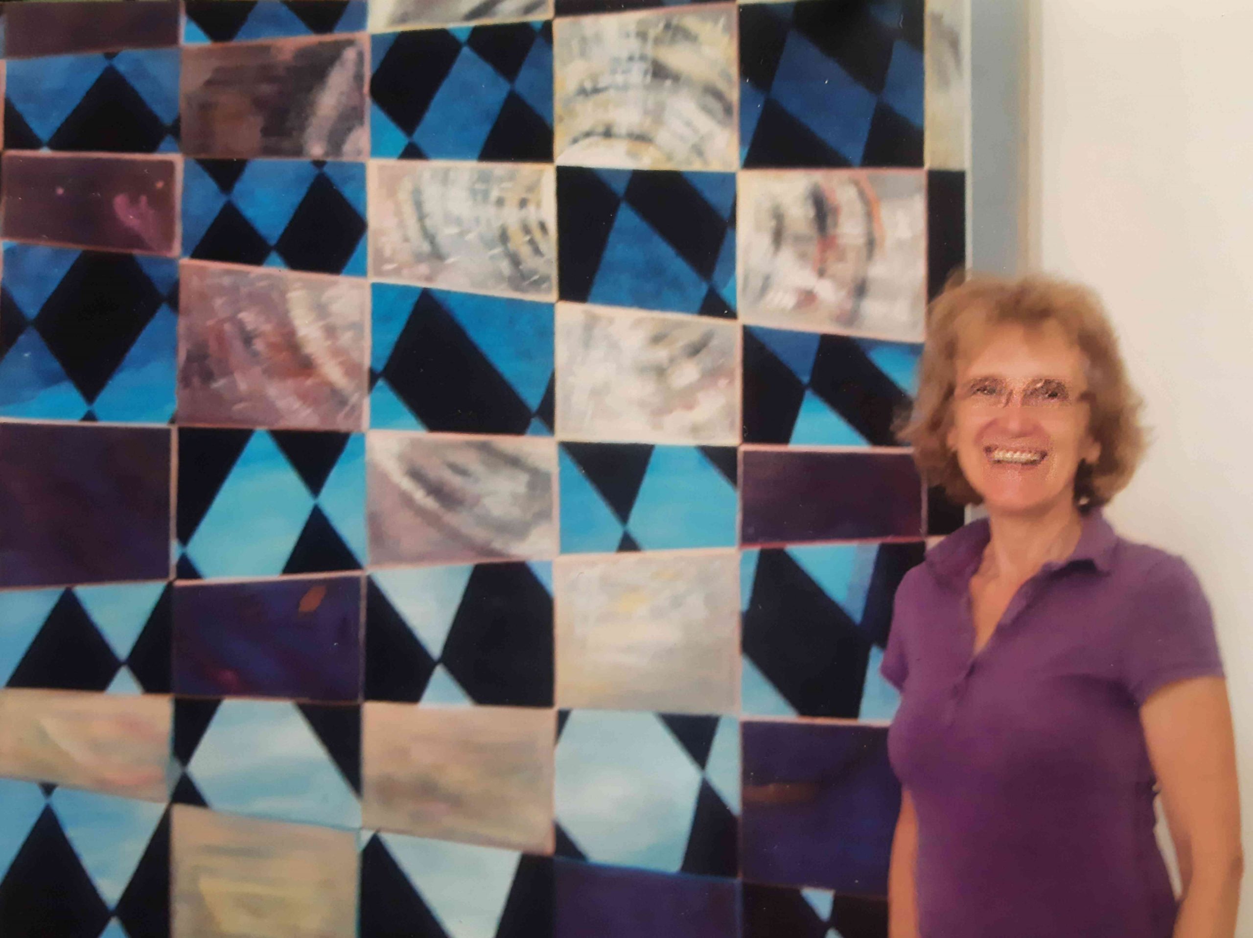 Friederike Schleeh in der Ausstellung in der Klosterkirche Oberndorf 2025, vor ihrem Bild ERWACHEN